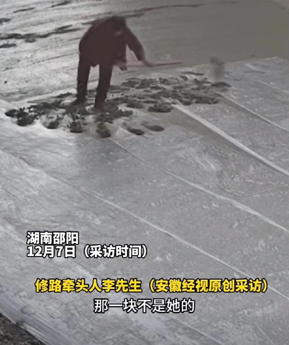 可恶！村民集资新修的路被八旬老太一锄头一锄头的挖烂！修路组织者：“公家的路，还留