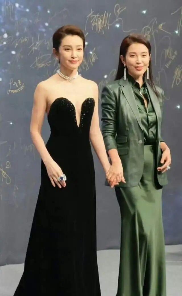 台前她是闪耀的国际影星，幕后她是最坚实的靠山，从哈尔滨普通家庭到携手闯遍娱乐圈，