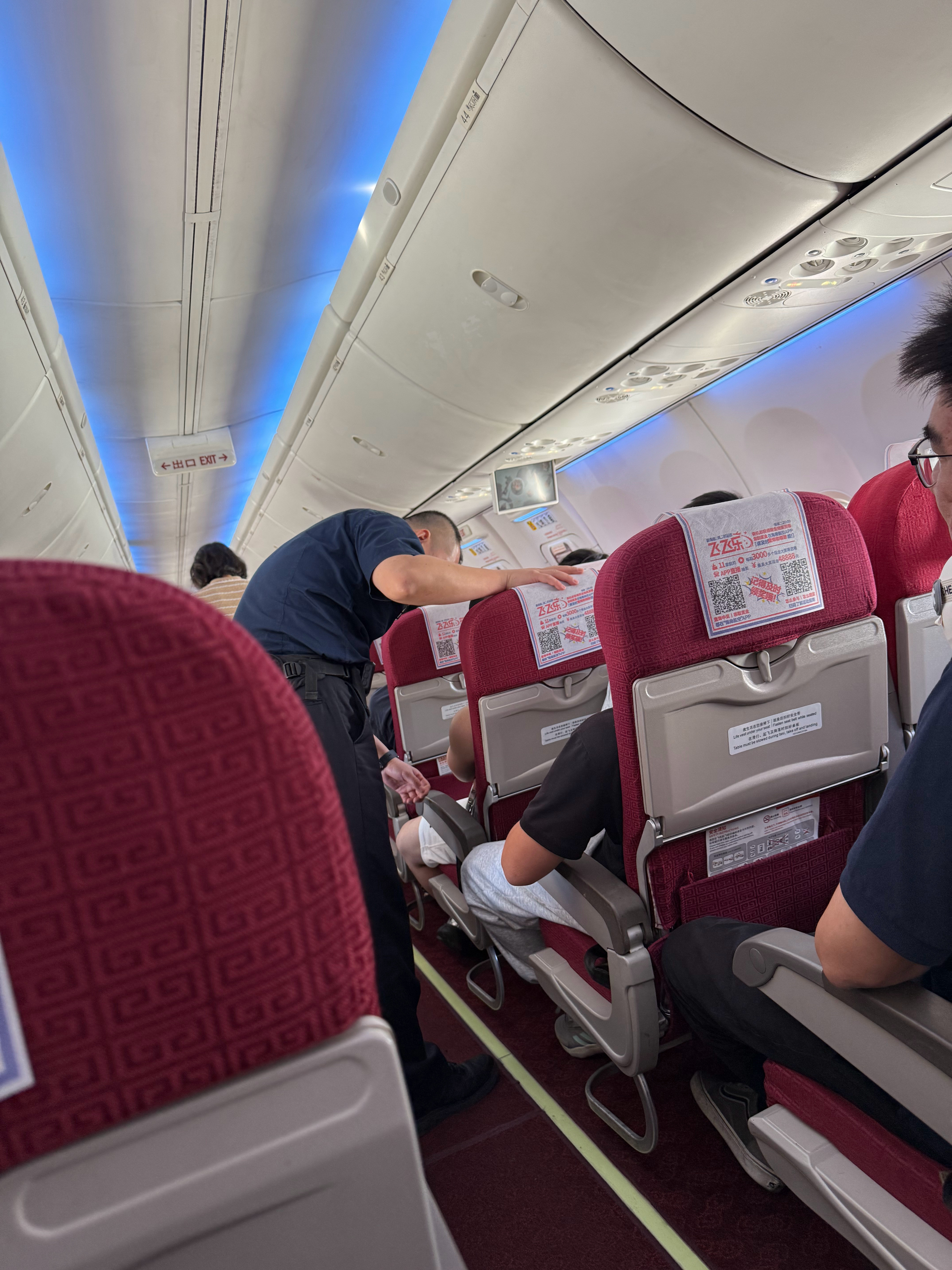 有的旅客就是事多，今天从上海虹桥飞海口的海南航空HU7320，刚开始巡航，右前方
