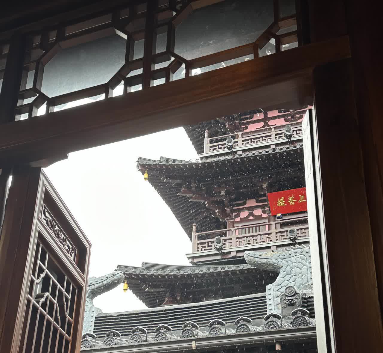 昨天那个乘客手机落我车里了。给我打电话让我送过去。我问完位置。开导航看了下53公