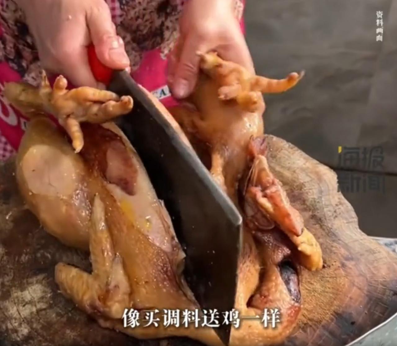 四川成都，一男子旅游时看到里边有人摆摊卖凉拌土鸡，就花584元买了一只，可当老板