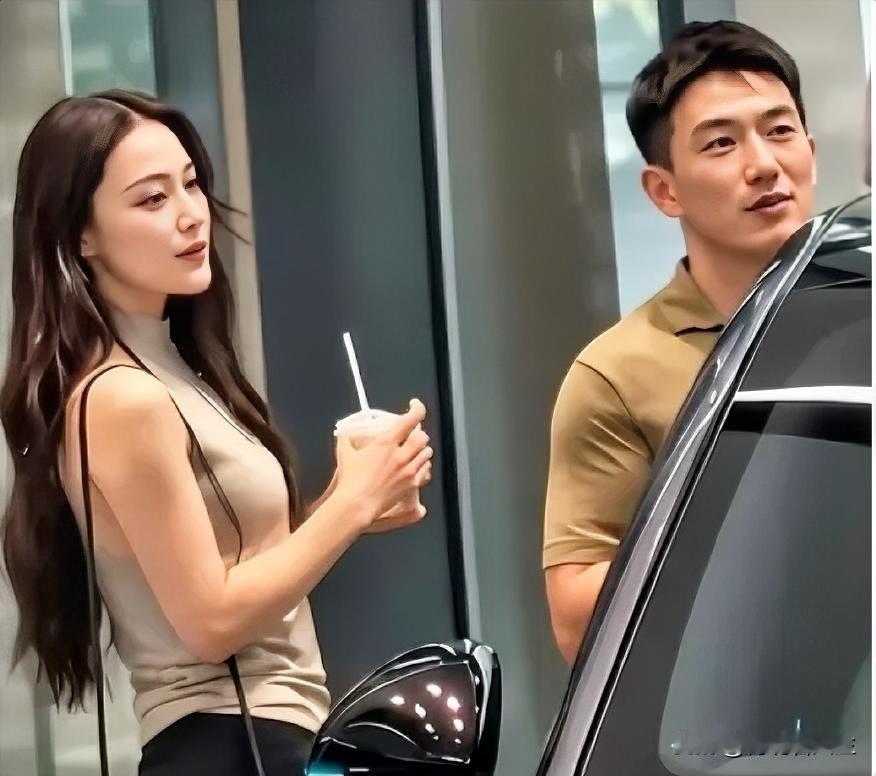 很多人老是琢磨，张馨予当年怎么就选了何捷？说白了，这事儿真没那么复杂。我