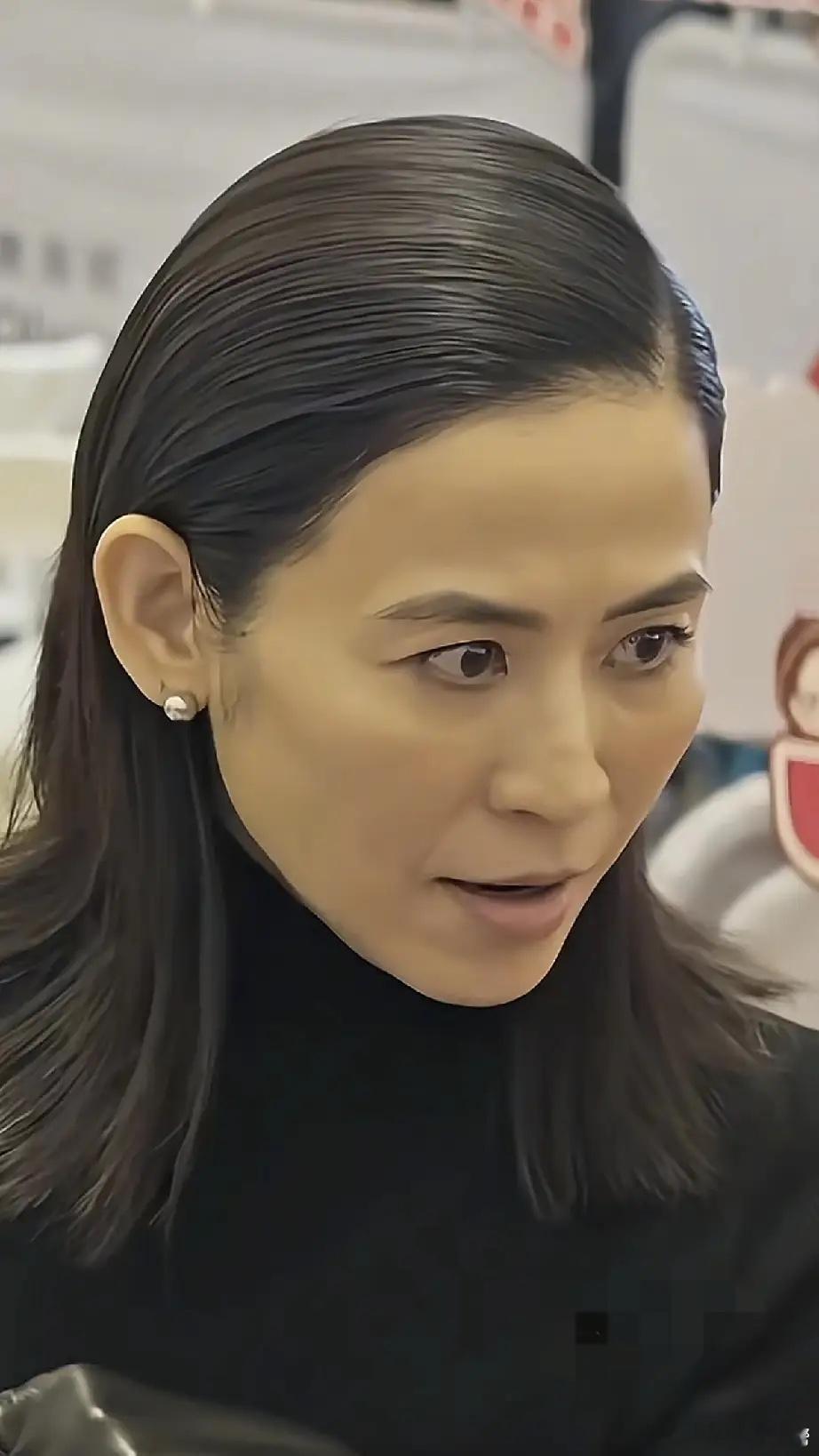 55岁宣萱近照怼脸拍曝光,谈过六段恋爱,不婚不育,无儿无女,也有点老了,肯定比不