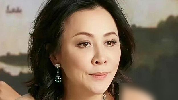 58岁刘嘉玲穿丁字裤走红毯，全网骂她卖弄风骚。51岁周迅顶着一头白发满脸褶子走红毯，全网夸她真实松弛