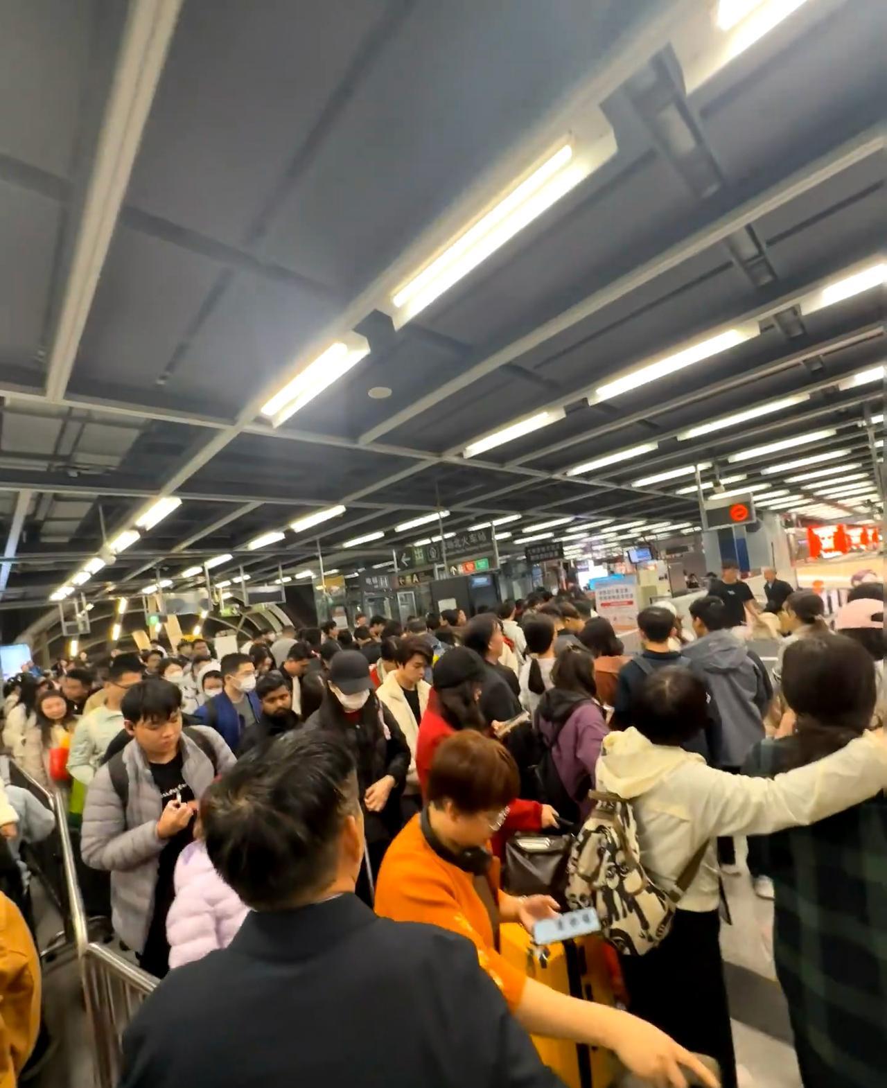 大年初三晚上的深圳北……看来很多人去深圳过年了，酒店预订量首次全国前三，很多