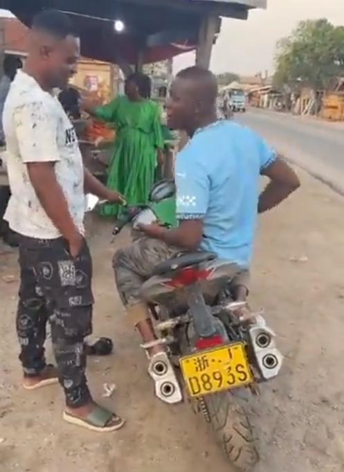 连车带牌一起内销转出口了。一辆挂着浙江“浙·J”车牌的中国摩托车正在加纳街头行