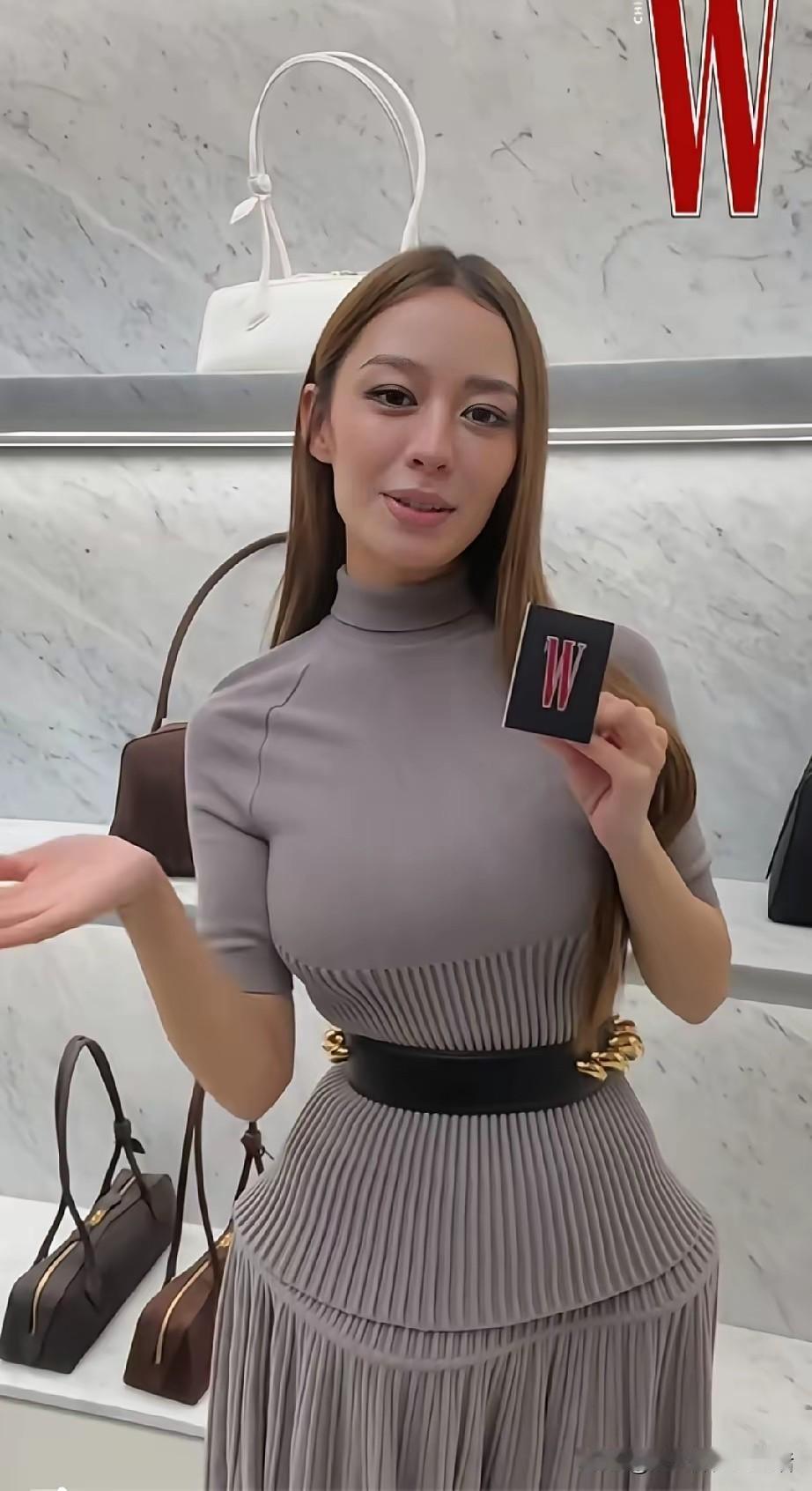 钢琴家郎朗的妻子，乍一看以为怀孕了，实际上是一个带有钢圈的蓬蓬裙儿。话说现在吉