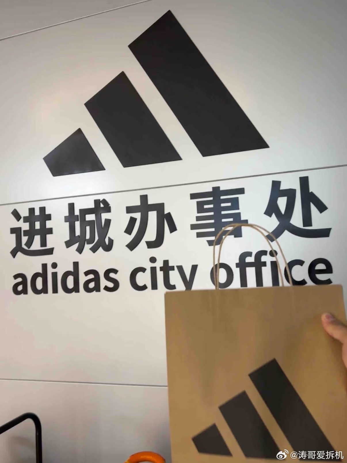 耐克正在被消费者抛弃与此同时阿迪达斯在办大事