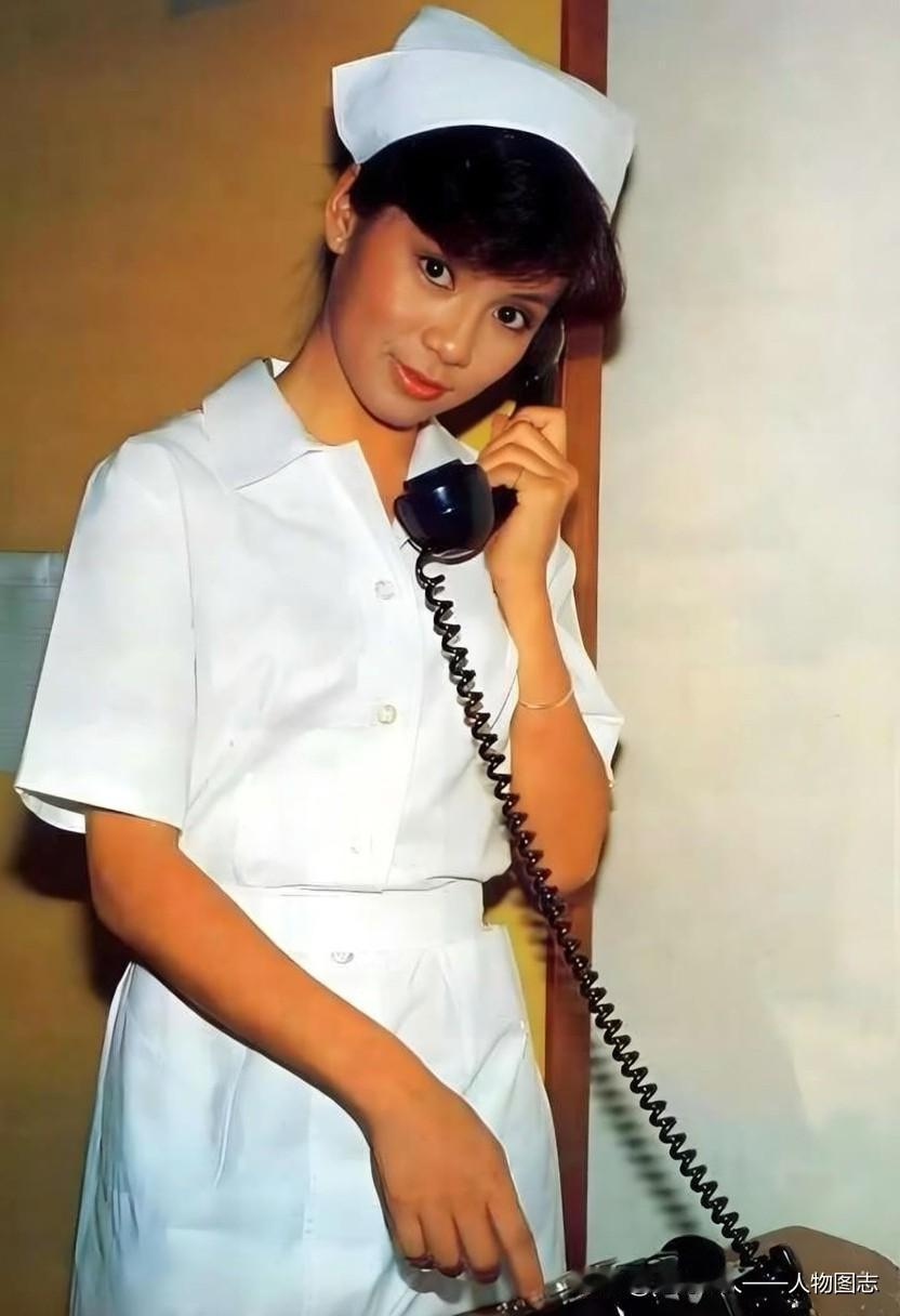 1983年，翁美玲穿着护士服打电话时一张照片，当时她已经凭借“黄蓉”一角而爆红，