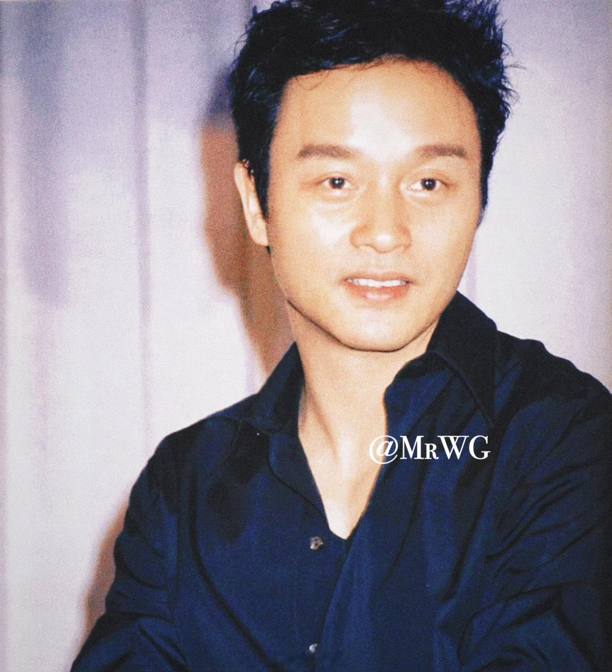 张国荣独家扫描醒目的红色波鞋，和甜丝丝的浅笑——2001年6月，张国荣