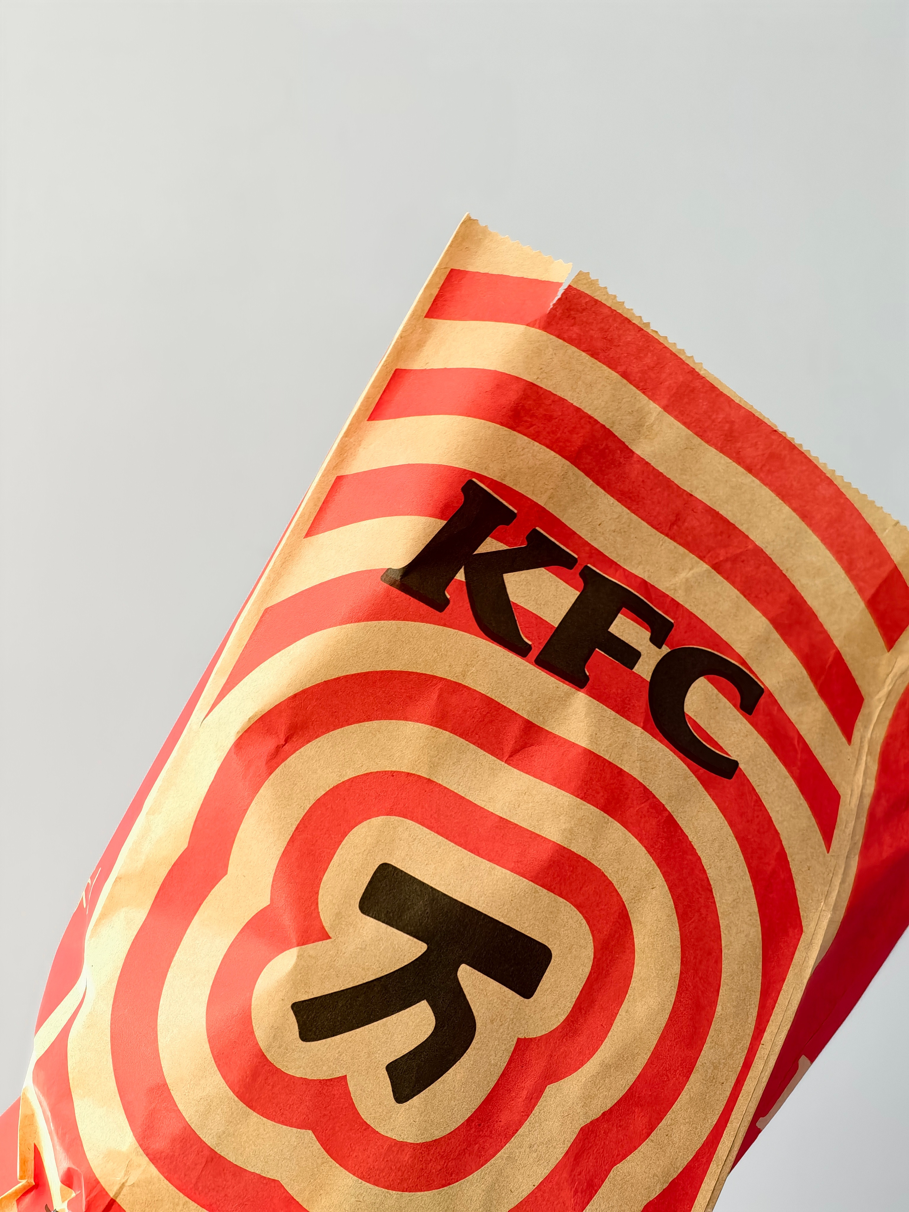 田园脆鸡堡肯德基田园脆鸡堡回归了，不过感觉不是小时候的味道了，吃起来有点干巴