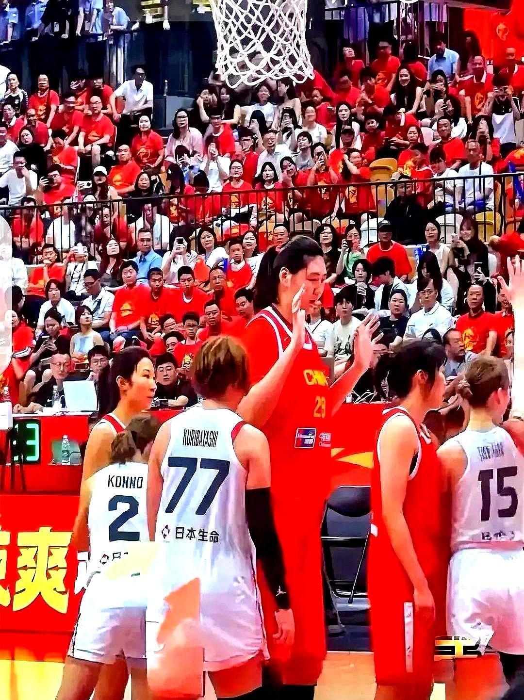 日本媒体真是太逗了！中日女篮热身赛刚打完，日本媒体对着咱们28号张子宇就是一