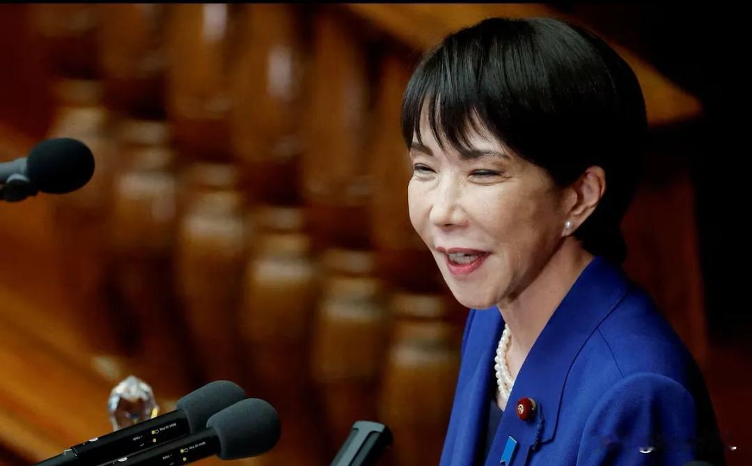 日本那位总爱发表争议言论的高市早苗，这回终于改口认怂了。就在11月10日的众议院