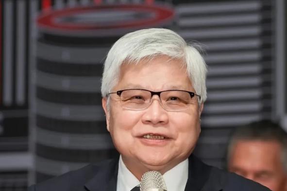 "你们那些机器人，翻跟头、练武术，看着热闹。但95%的机器人大脑，可都是从我