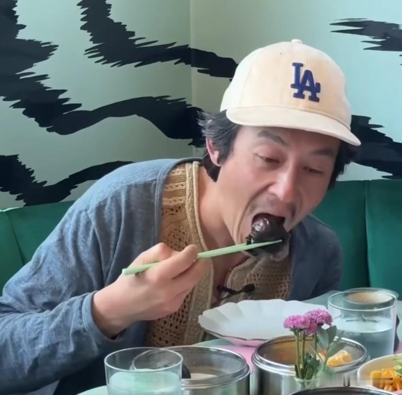 陈冠希边吃点心边说：当初搬到洛杉矶时，有个一直很照顾我的朋友带我去吃中餐，在餐厅