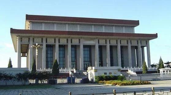 原来毛主席逝世后，首先是毛主席身边的工作人员和卫士强烈要求保留毛主席遗体，之后也