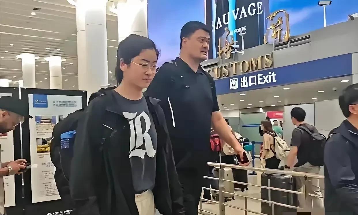 大家都来看看这是谁对了，大姚和女儿这是近日网友在上海浦东机场拍到的画面，目测