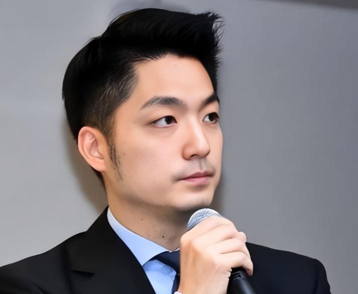 最近蒋家那个后人，又喊话想把两口棺椁迁回大陆，奉化那边连地都有人提过选好了。我只