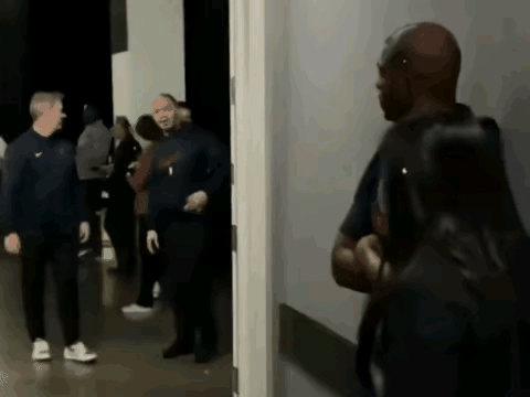 快船更衣室矛盾曝光，泰伦卢无视保罗……随后在当天夜里，保罗就被球队开除了！保罗曾