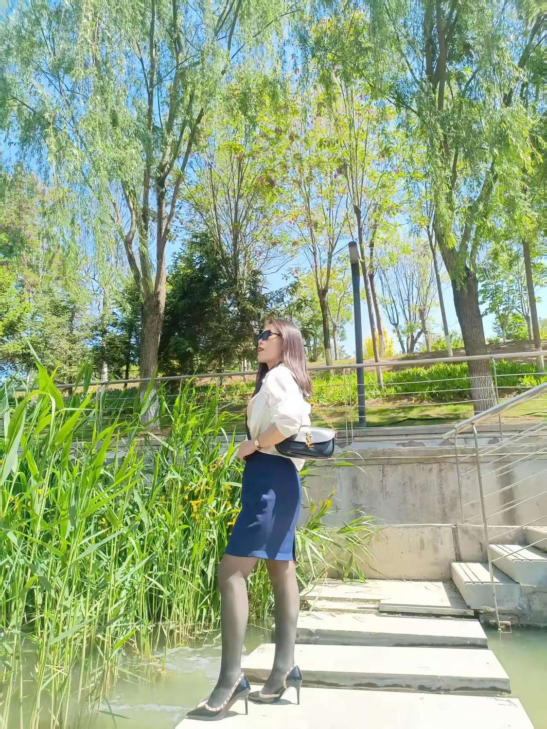 嫂子长的不怎样但是穿上丝袜又不一样了！