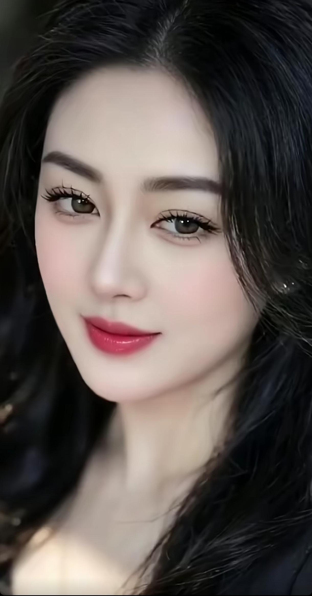 温柔甜美的女神，红唇轻启，散发迷人魅力！💄💖分享今日随手拍的照片雍容大方的