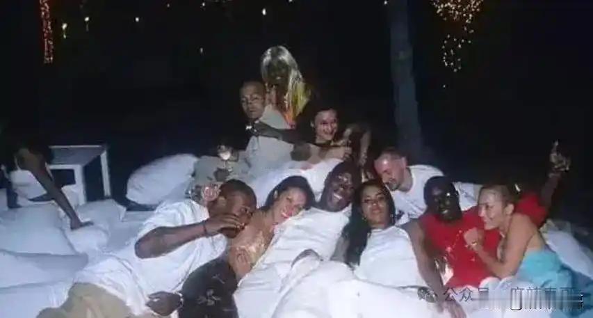 还比不上萝莉岛的丑恶和虚伪。