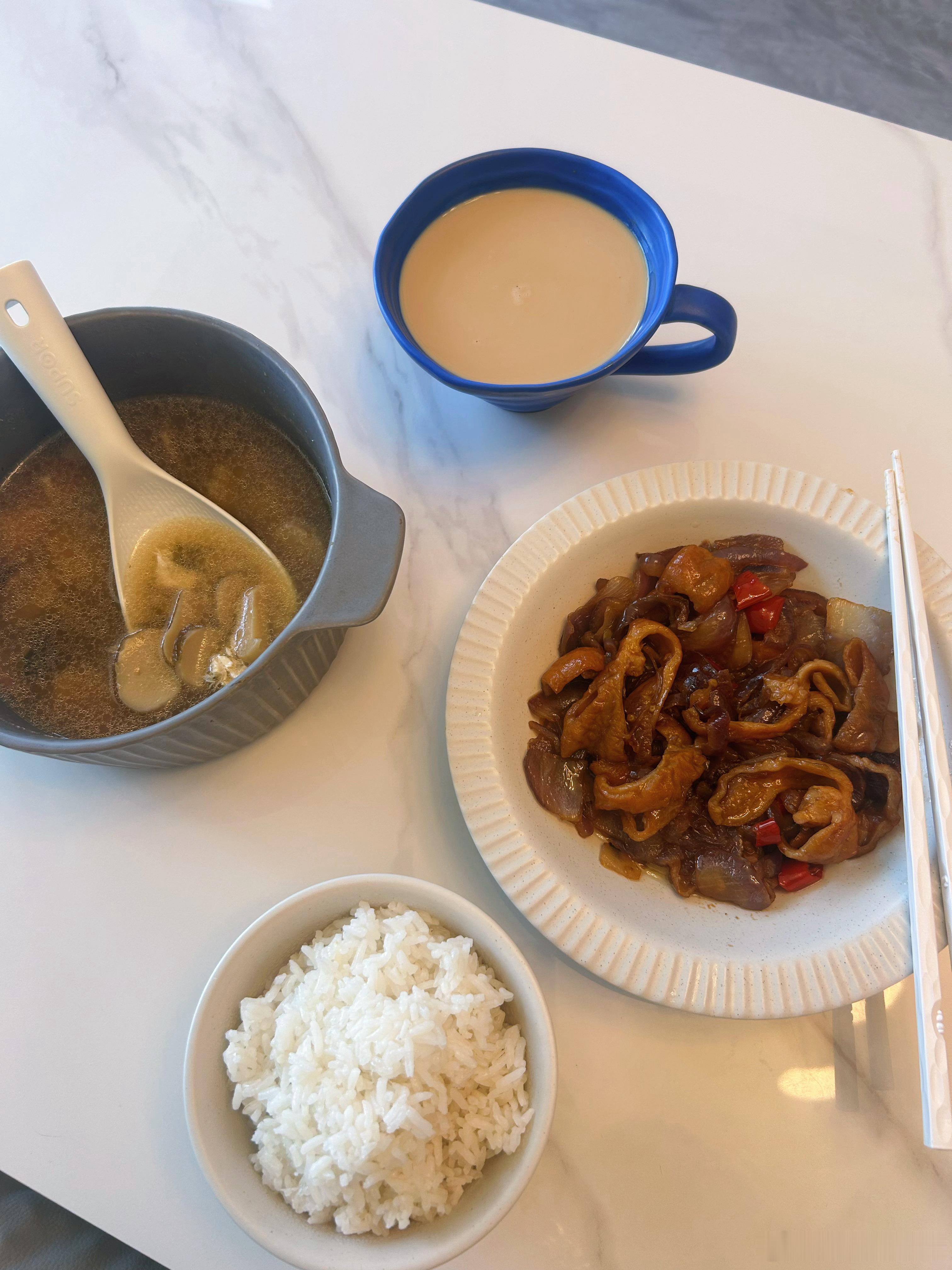 这么多年就只爱抱我弟送我的大🐙睡觉，不抱睡不着，别的玩具都不行，今天做了红烧肥