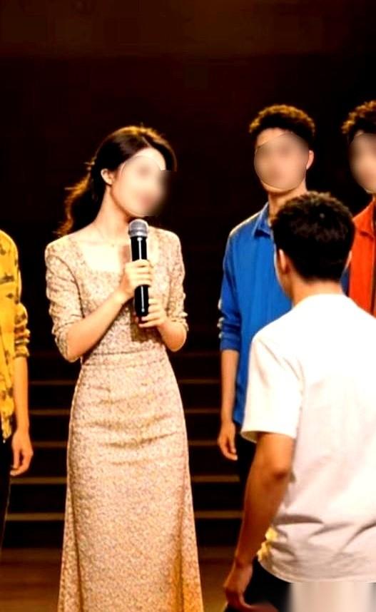 相亲台上，一个23岁的姑娘一开口，台下男人的眼睛全亮了。“我不要彩礼，不要车，