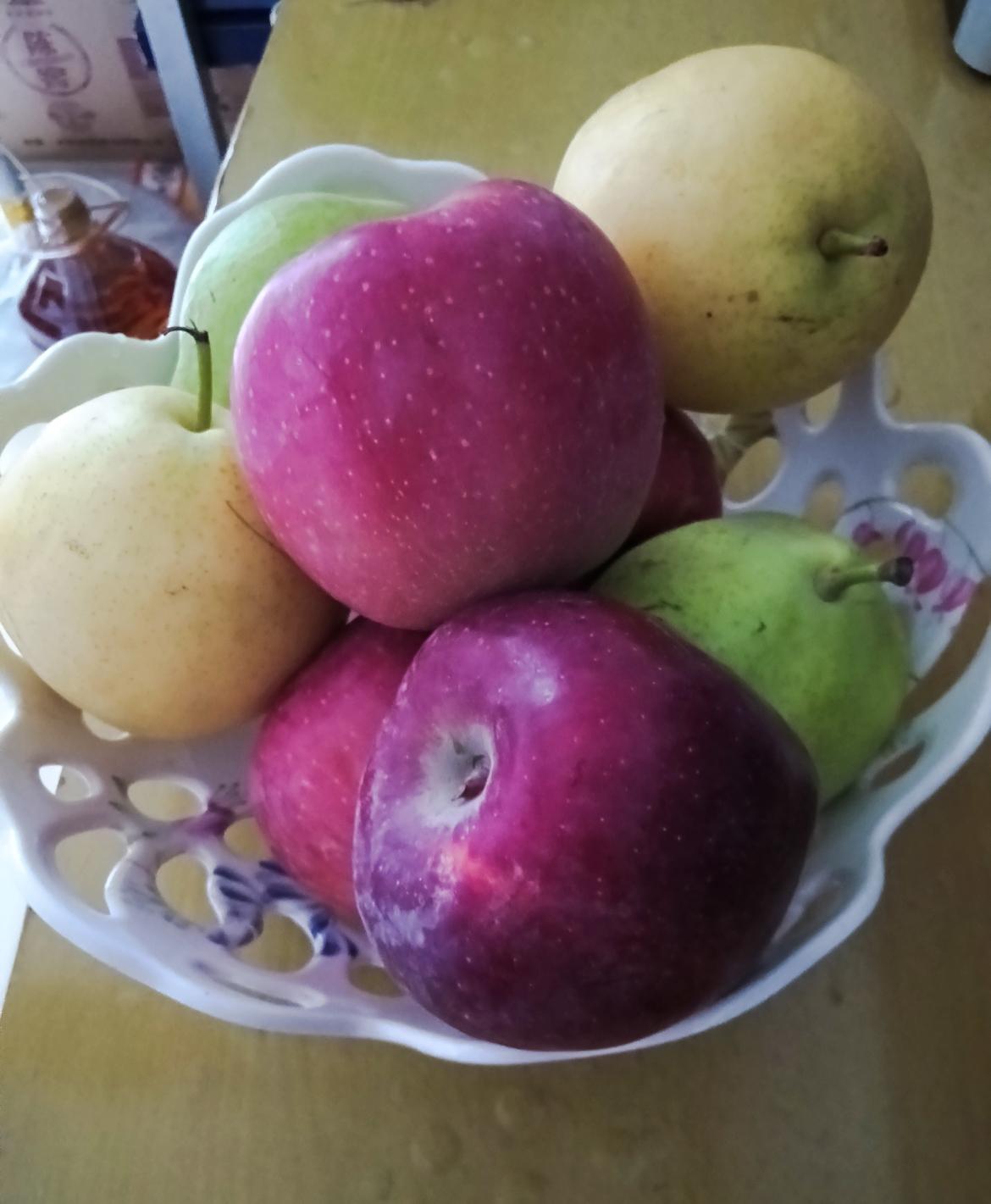 ​别看是一盘普通的水果，可大有来头了。看到这些水果就想到自己在旅游付出的辛勤的劳