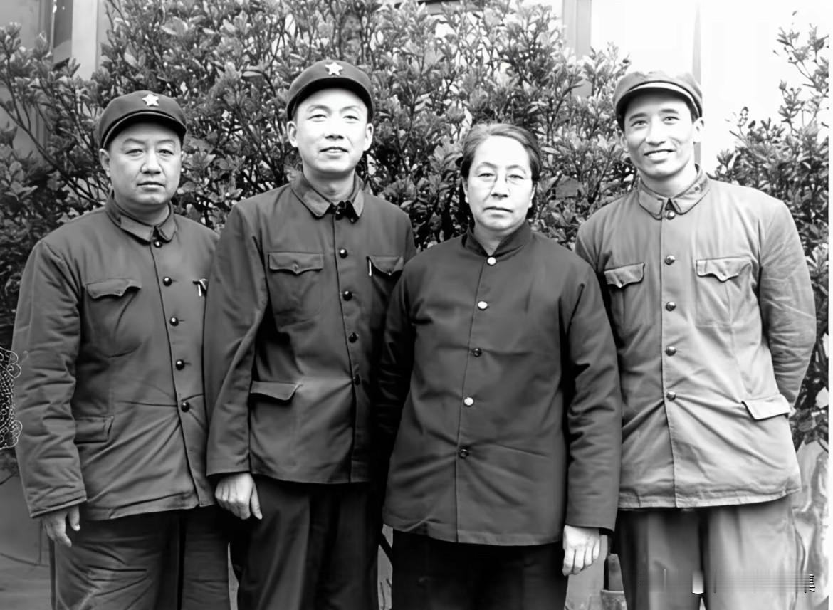 1979年1月，彭德怀元帅获平反昭雪后，其夫人浦安修（右二）、前警卫员景希珍（左