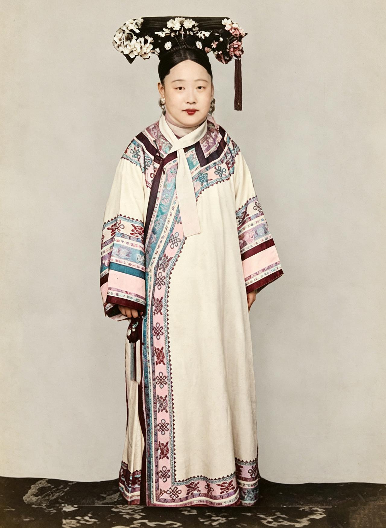 这位被宫女私下称呼胖娘娘的妃子正是光绪皇帝的瑾妃。可是，瑾妃与妹妹珍妃刚刚入宫时