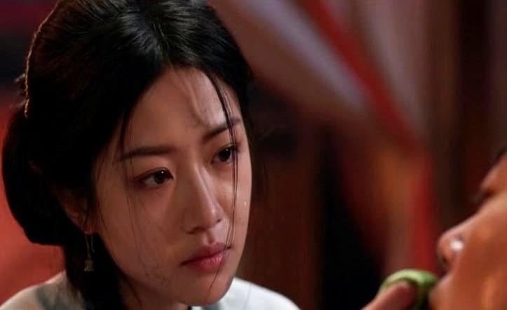 朱亚文演的李成，伤得爬不动，白依梅跪着给他包扎。他没说“我爱你”，只说：若负