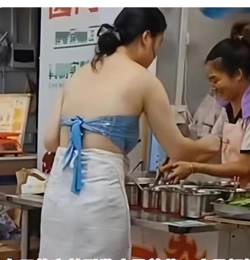 “另”类偶遇美女买凉拌；小店生意真兴隆;主打就是卖凉拌；有凉拌黄瓜虾皮；
