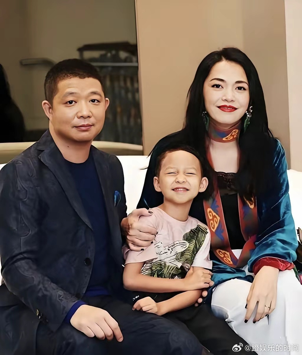 姚晨大儿子小土豆今年才13岁，身高足足170cm，身形挺拔清瘦，一双手指修长纤细