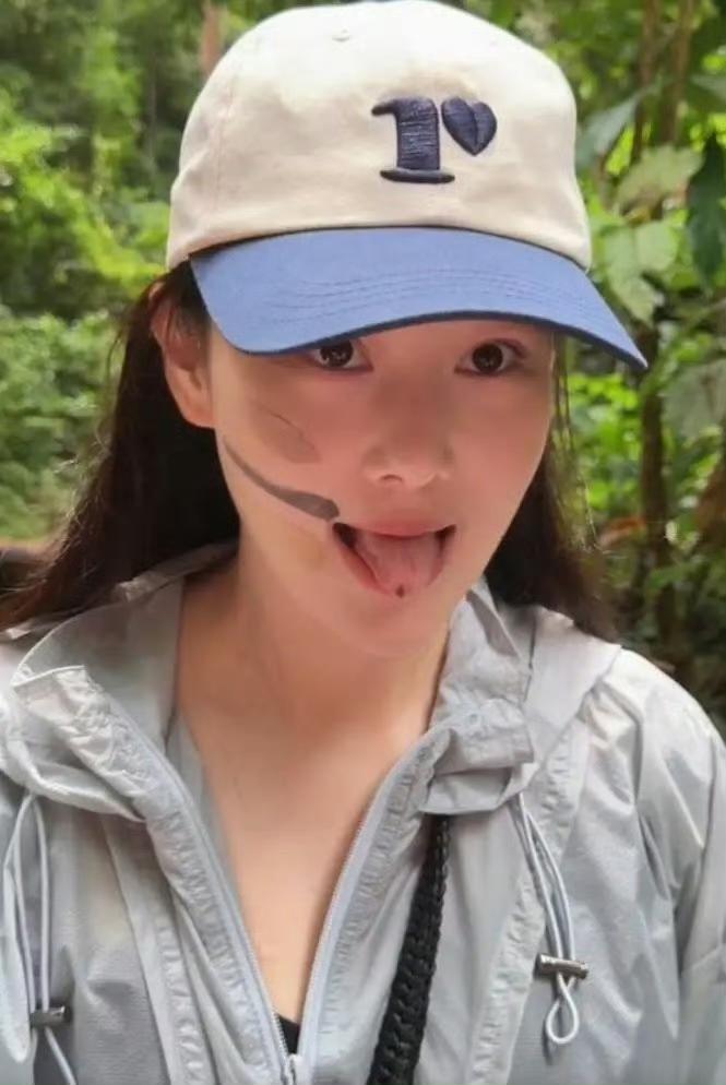 看张馨予晒和老公去云南雨林“冒险”的照片，总觉得哪里怪怪的。细想才发现，原来是