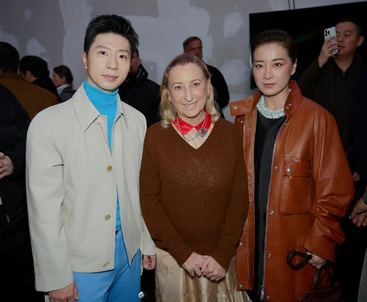 马龙：玲儿，今天这秀场咱俩站一块儿，回头率真不低，感觉比打决赛还受关注。贾玲