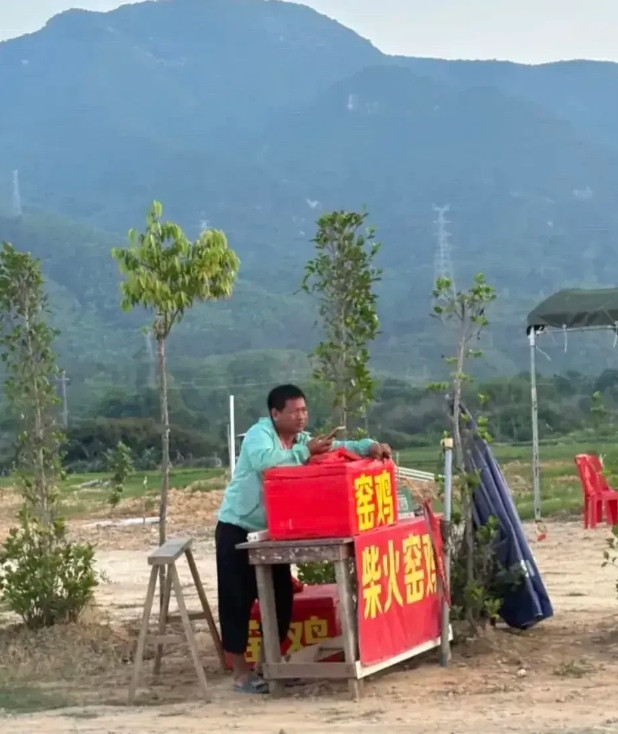 这种窑鸡，估计只能骗骗城里人吧。[哈哈笑][哈哈笑][哈哈笑]