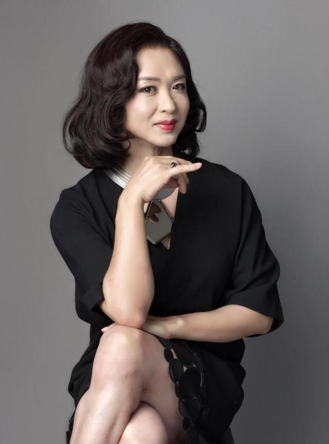 57岁金星在法国吃火锅，不穿旗袍后，男人味越来越重，背也驼了，一双大脚穿高跟鞋很