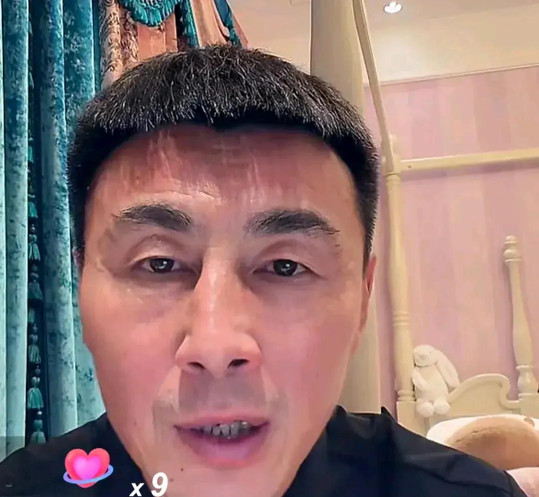 前国脚李玮锋表示，他有一个问题至今都不敢去问李明。李玮锋在直播时透露，2001
