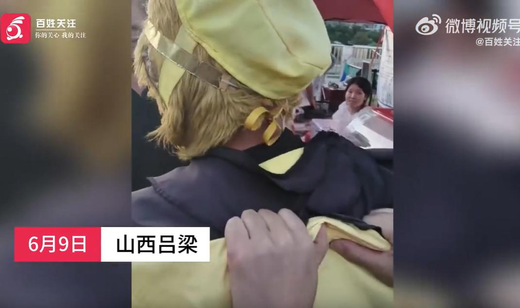 2026年6月9日，山西吕梁柳林县古会现场。一名身穿孙悟空服饰的男子，在人流密