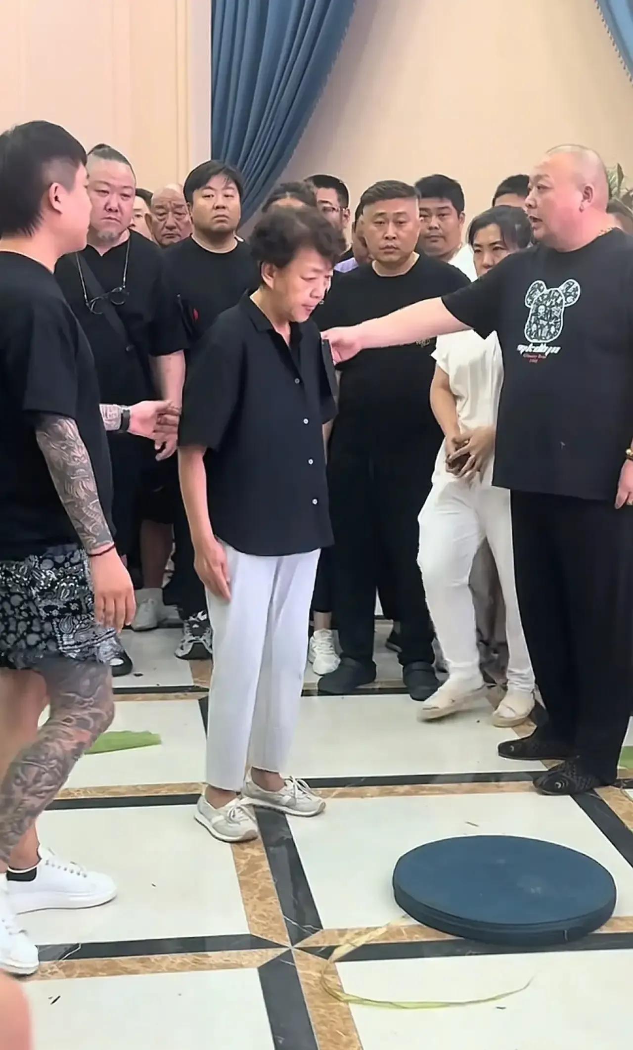 随着杨少华葬礼的传播，吊唁现场的这几个花臂哥也受到了很多人的指责，间接的跟着出名