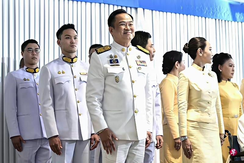 泰国原总理巴育可能会被气死了，他辛辛苦苦创下的政党，有好几十名成员，突然间倒戈去