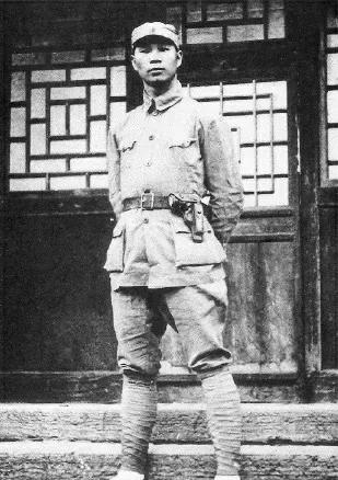 1937年，杨成武请地主吃饭，随后要地主们捐款抗日，一向抠门的地主王莆伸出五根手