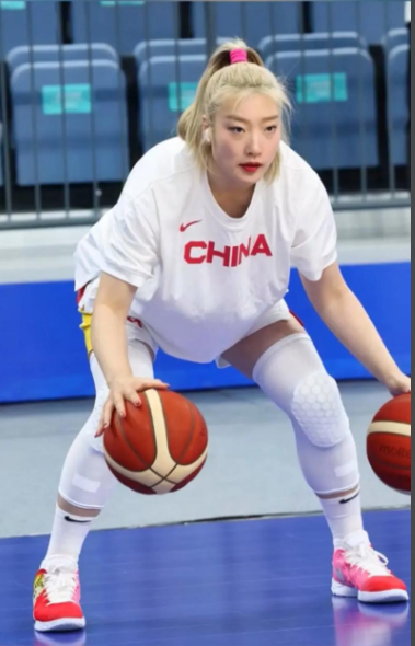 李梦回来了，但宫鲁鸣没急着用她。9月30日落地，10月2日报到，10月3日名单