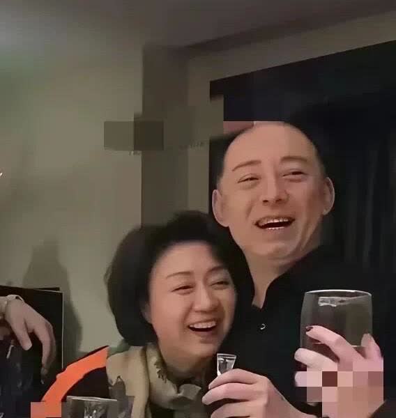 50多岁的李胜素在素颜状态下，其实很一般，并没有网上传的那么漂亮。其实她只是明星