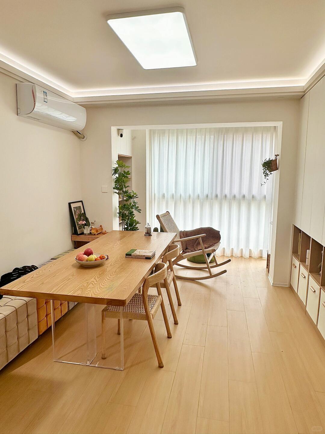 小户型去客厅化你别说，我感觉这是一个很伟大的设计。而且这样设计简单还干净