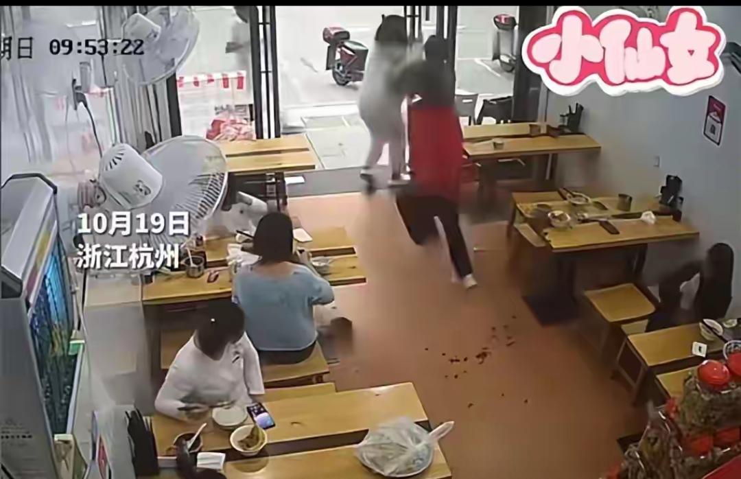 杭州面馆这事儿，真把“情绪上头=灾难开关”演绎得明明白白！一碗面扣下去，扣掉的不