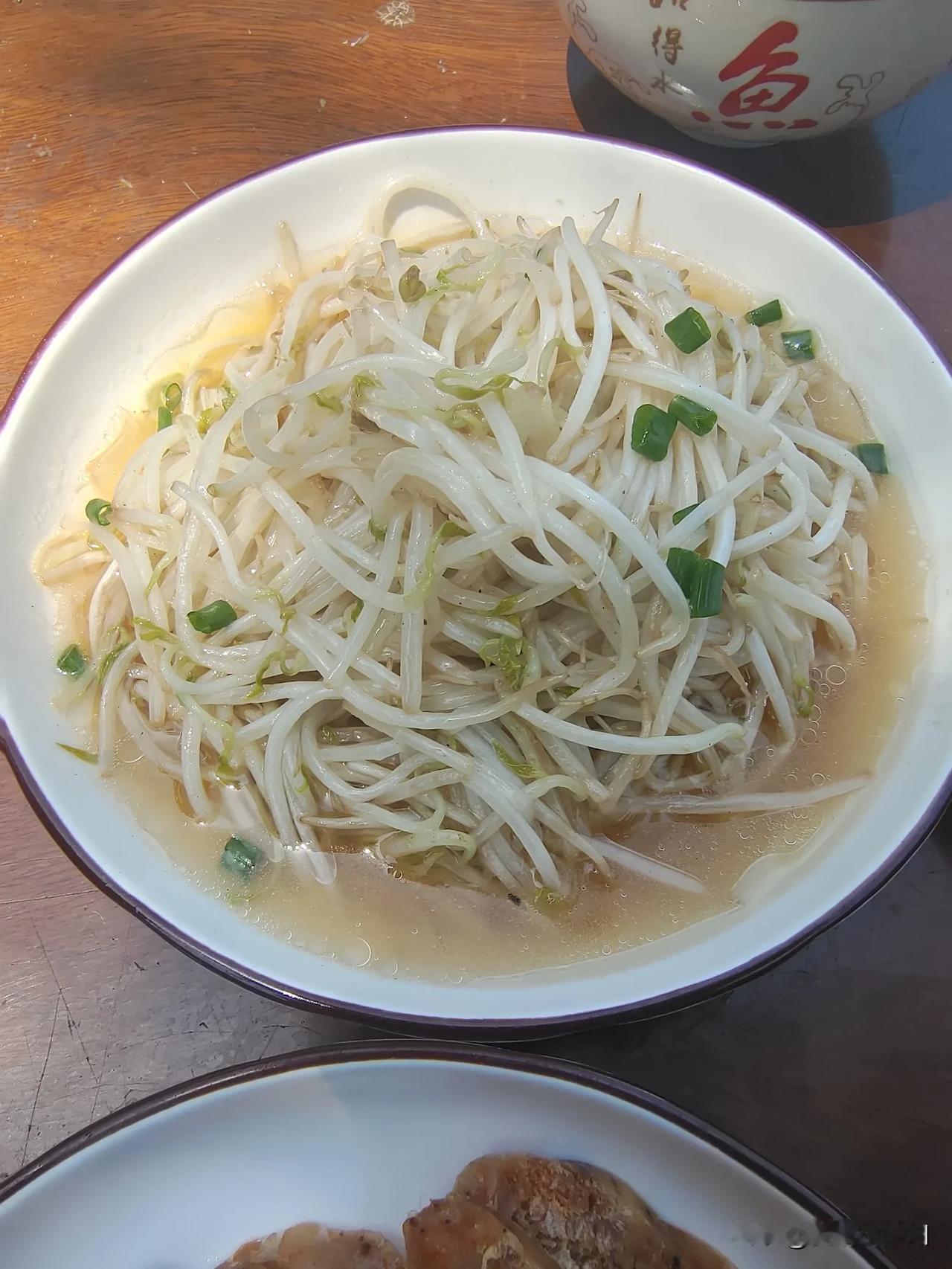 五月二号假期三人份午餐：素炒绿豆芽油煎豆腐清蒸香肠韭菜炒蚕豆