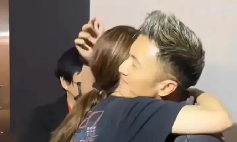 谢霆锋太原演唱会这事，聊舞台的没几个，真正把事儿拱上来的，是霍汶希那几下摸头、拍背视频一出来，底下第
