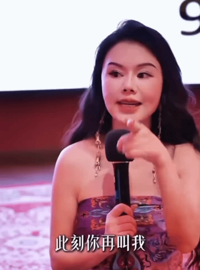 这女的长得特别像我认识的一个女的，就连小动作都一模一样，重要的是我认识的这个女的